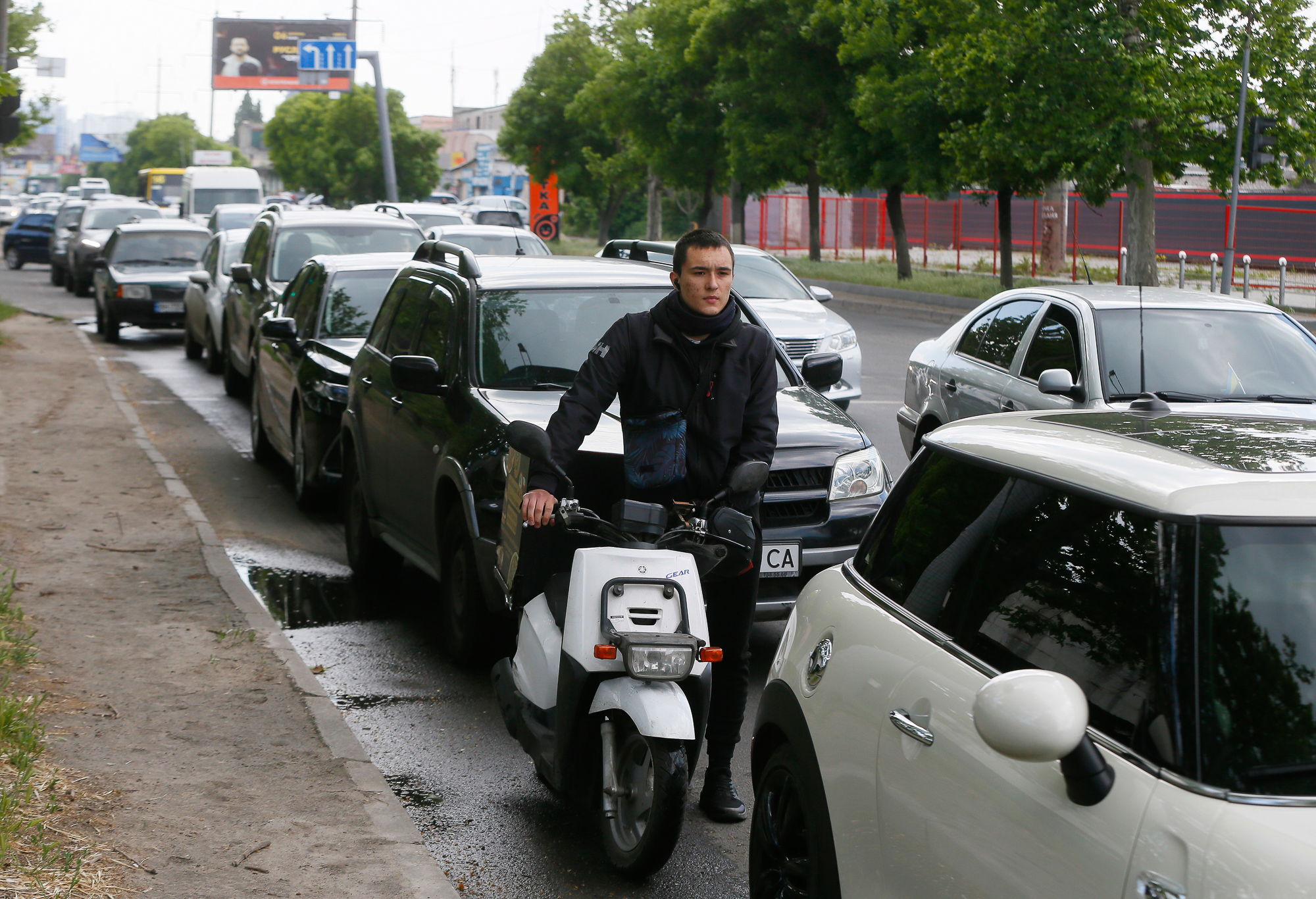 Паніка є, дефіциту немає. Як працюють АЗС у Києві та чи є обмеження на паливо